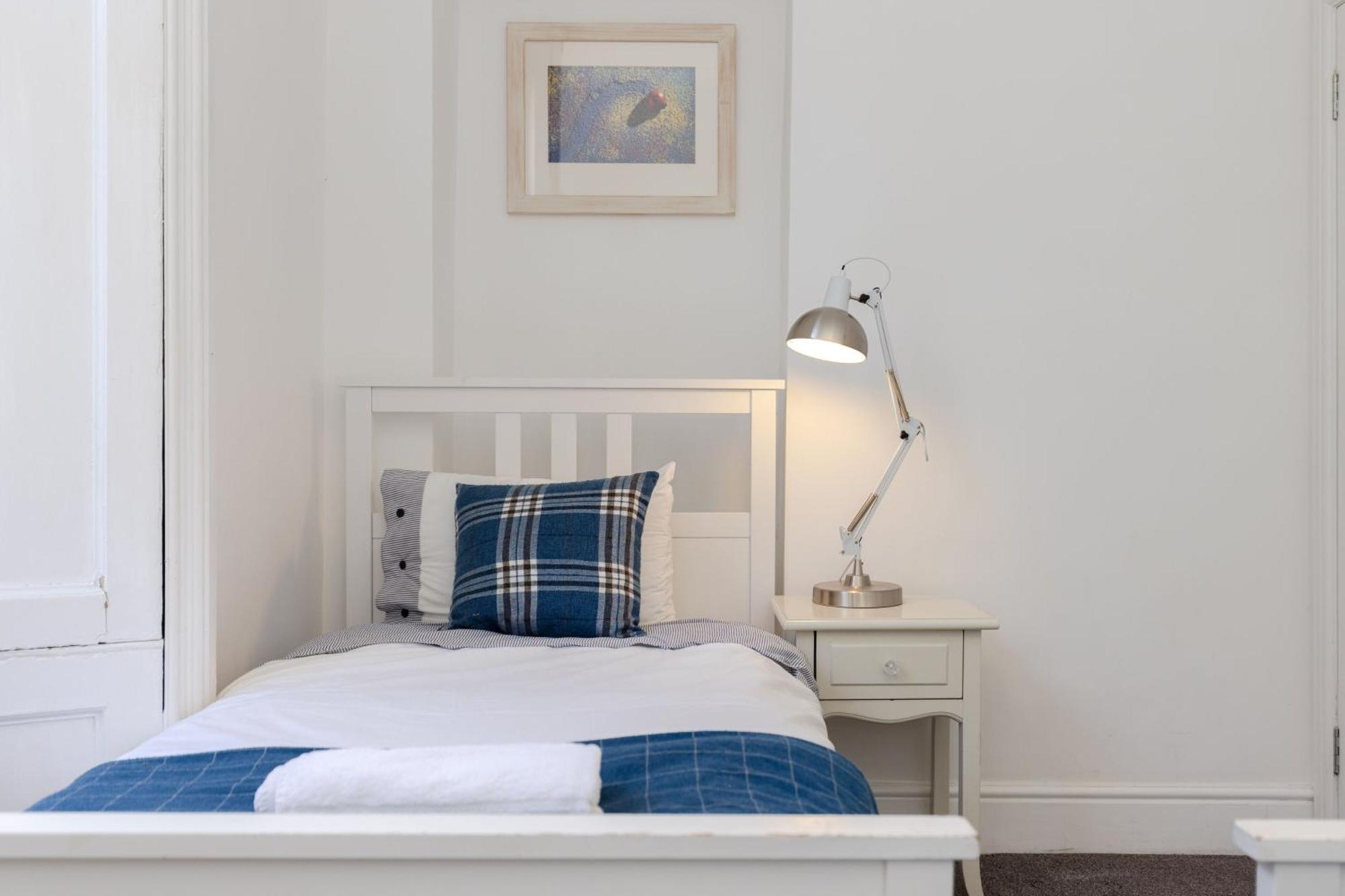 Traditional 3 Bedroom Quiet Duplex Flat By High St, Trams And Buses - Just 1-5 Miles To Centre Эдинбург Экстерьер фото
