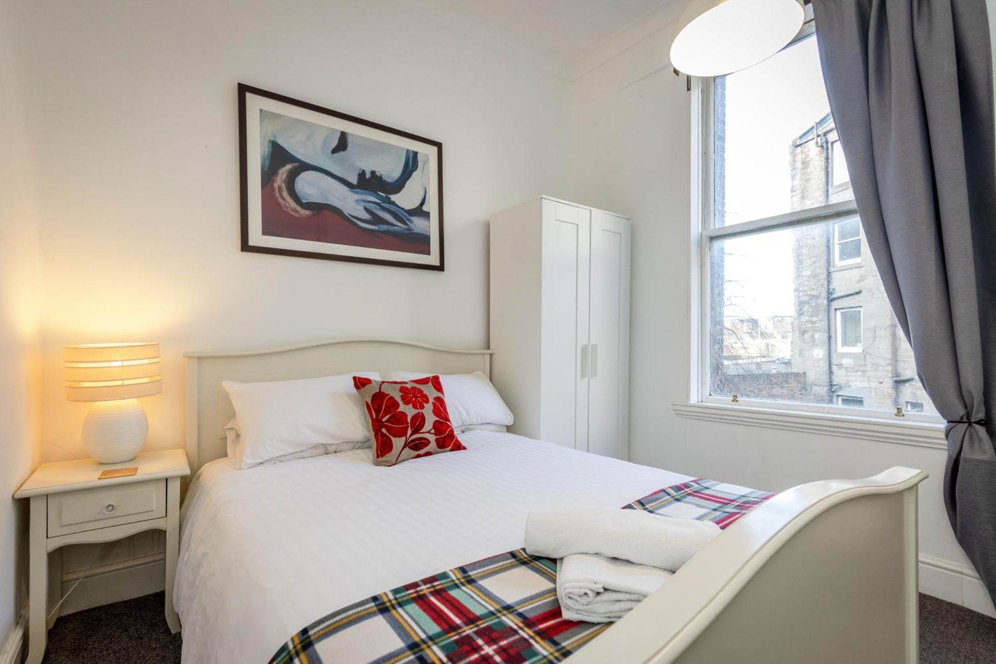 Traditional 3 Bedroom Quiet Duplex Flat By High St, Trams And Buses - Just 1-5 Miles To Centre Эдинбург Экстерьер фото